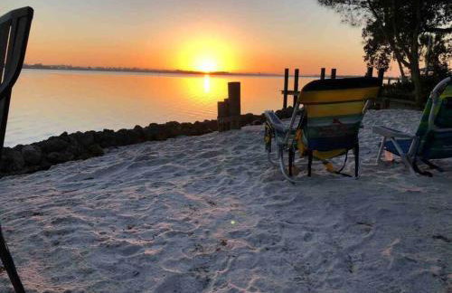 "Seaglass" Dazzles with Exceptional Bay Views! - Foto 3