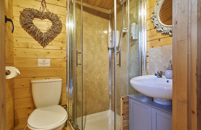 1-bed Cabin, 2 Adults, Wood Burning Hot Tub & Fire - Photo 18