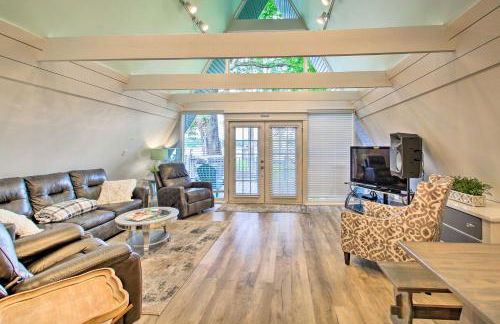 Deck, Boat Slip and Views Lake Hamilton Cabin! - Foto 3