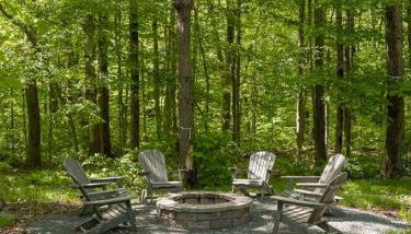 Chic Cabin with Hot Tub and Fire Pit - Foto 4