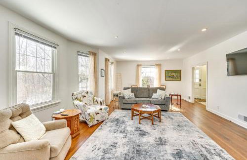 Bright Home Near Pine Lake with Deck and Yard - Foto 1