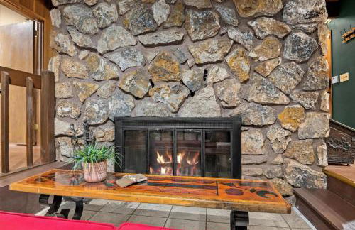 ZigZag Basecamp · Cozy Cabin Perfect for Nature Escapes w/ Hot Tub - Photo 8