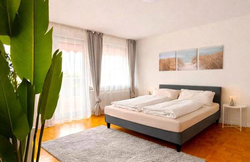 stylische 110m2 Wohnung in Top Lage mit Balkon und 2 Schlafzimmern für bis zu 6 Personen sowie kostenloser Parkgarage max 1,65m Höhe und 1,8m Breite - Foto 1