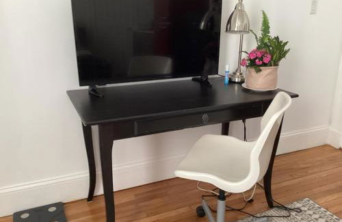 Boston Studio Apartment with Parking, next to Train or Buses, good Neighborhood - Foto 6