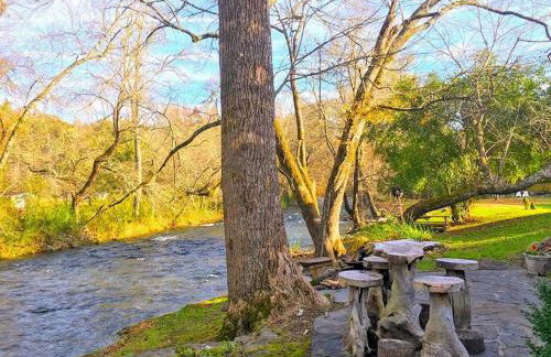 Water's Edge, Covered Porch, Deep Creek as your Backyard Haven, Hot Tub, Pool Table, Fire Pit, Close to Town & Entrance to National Park - Foto 42