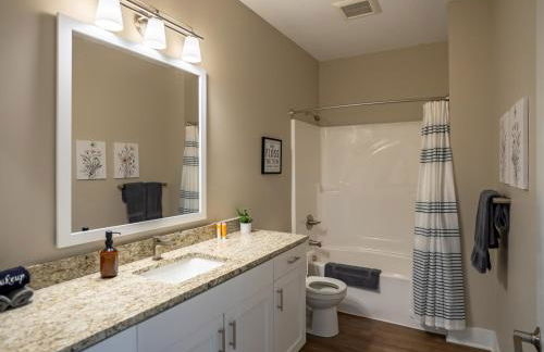 Modern 2BR 2BA New Build Condo with Garage & Patio - Foto 1