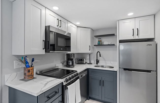 Modern Condo Perfect For Winter Rental - Photo 1