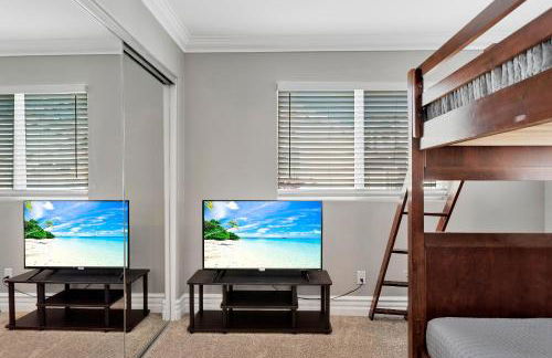 Beach Escape with Patio! 2 Min Walk to Sand & Surf - Foto 13