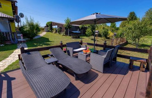 2 Bedroom Beautiful Home In Plaski - Photo 7