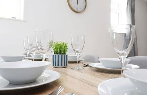 Modern 3 Bed - M4 ACCESS - Wi-Fi - Photo 26