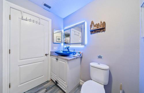 Game Room Theater Luxurious Waterfront Retreat - Photo 54