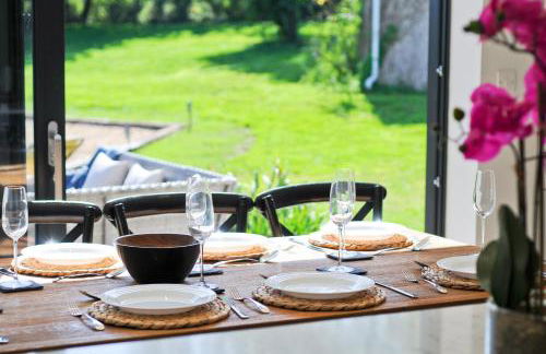 Adgestone Villa - A Luxurious Countryside Escape with Heated Pool, Near Sandown Beach, Dog Friendly in Rural Sandown - Perfect Getaway for Family & Friends - Photo 12