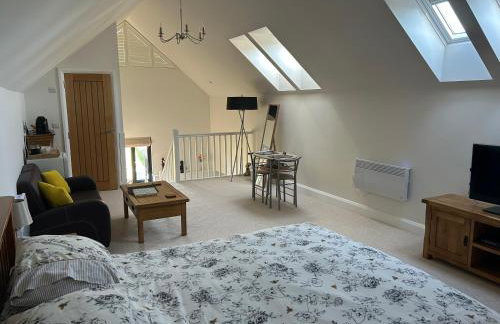 Charming King Bed Ensuite Studio in Peaceful West Challow - Photo 16