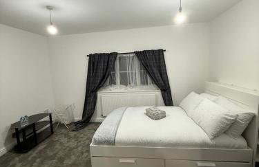 Home away Tamworth Staffordshire 4 Bedroom 3 Bathroom - Semi Detached House - Foto 24