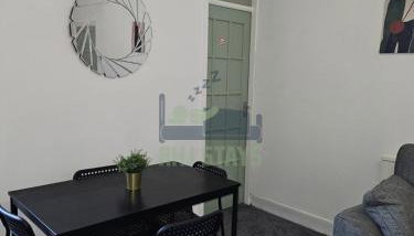 Rectory5 - 5 bedroom 7 beds Parking Perfect for Contractors - Photo 2