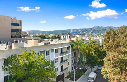 Beverly Hills 2 bed 2 bath Penthouse with Den and Parking 414 - Photo 31