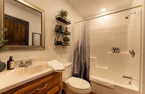 Mountain High Cabin with hot tub fire pit & indoor pool - Foto 21