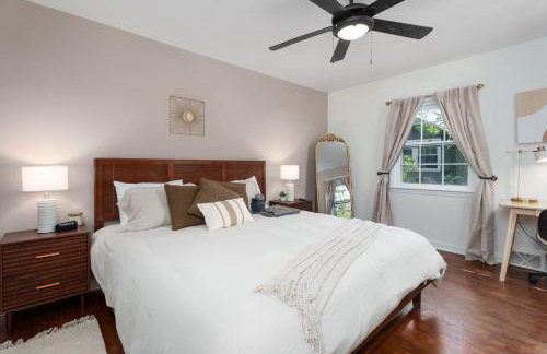 Exclusive Lux Home Near Town • Game Rm • Gym • 4BR - Photo 13