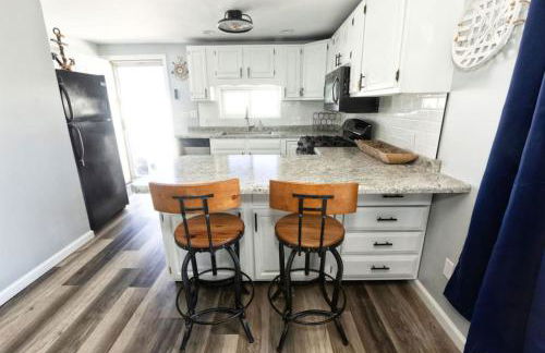 The Jackson Cottage on Grass Lake Waterfront 2 1 Nautical Cottage with Hot Tub Firepit & Year-Round Fun - Foto 26