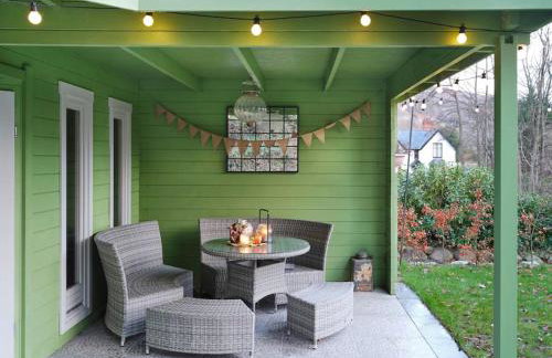 Ty Pandy Eclectic Luxury Family cottage Sleeps 8 adults and 2 children - Photo 33