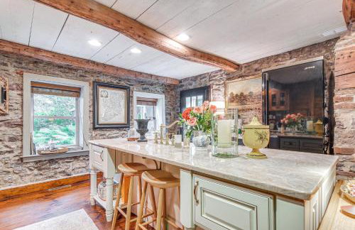 Steps to Delaware Canal Enchanting Stone Cottage! - Foto 11