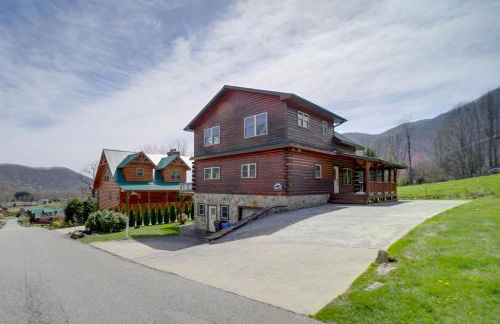 Maggie Valley Cabin with Private Hot Tub and Game Room - Foto 1