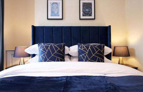 LUXURY 4 Bedroom 4 Ensuite Home in Penarth (Pool Table Games Room & BBQ Garden) with Sea Views - Photo 37