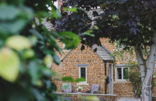 Climbing Rose Cottage - Dog Friendly - Peaceful Cotswold Cottage - Photo 5