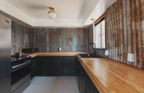 Spacious 4-bedroom cabin on secluded private land - Foto 16