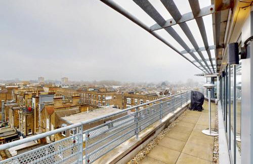 Penthouse Sanctuary with Wraparound Balcony - Pass the Keys - Foto 16