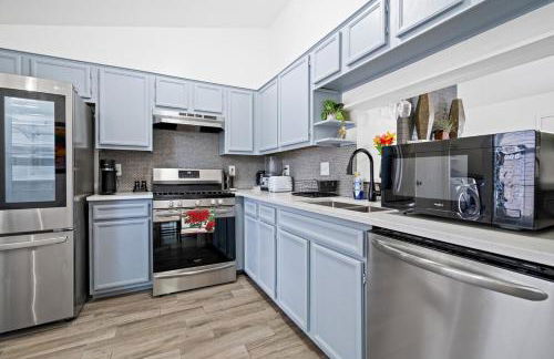 Spacious Family Home in Round Rock w Private Yard - Photo 30