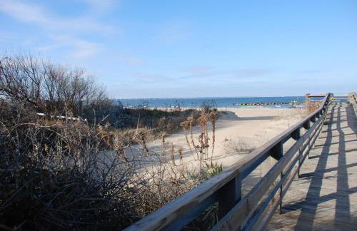 Historic Beach Side Getaway - Pet friendly, WiFi cottage - Foto 16