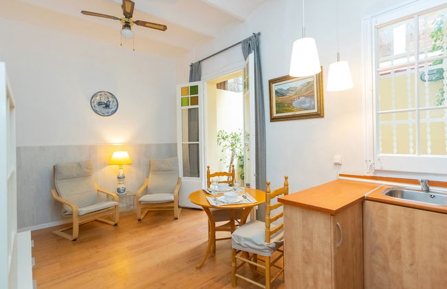 2 bedroom Apartment in Barcelona - Photo 2