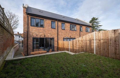 Modern 4 Bedroom House With Parking in Farnham Royal, Slough By 360stays - Foto 48