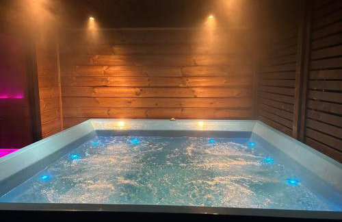 Domek drewniany nad stawem - Foto 19