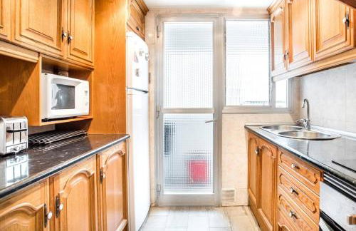 Charming Apartment With Vibrant Accents - Photo 32