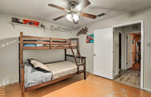 2 Mi to Lake Arlington Spacious Escape with Deck - Foto 23