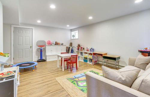 Walk to Bethel Woods Family Home with Deck and Views! - Foto 19