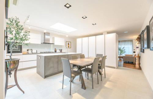 Architect-Designed Luxury Retreat 3BR Chessington - Pass the Keys - Photo 14