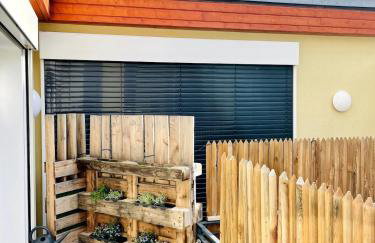 Room with a bathroom and private entrance door - Photo 3