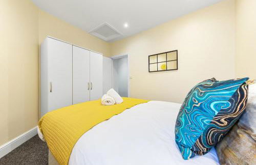 Spacious London 2-Bed Flat with a King Bed-Save on Long Stays-5 Separate Beds- Parking Available! - Foto 52