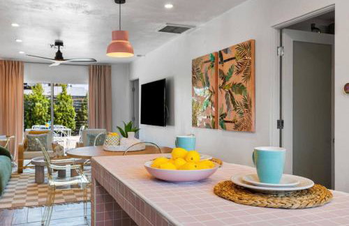 Whimsical Oasis Retreat by Rather Be Properties - Foto 13