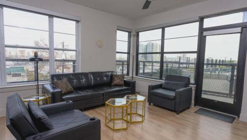 Downtown Dallas with Balcony, Pool, Rooftop Terrace, Gym, Queen Bed, King Sleeper Sofa, 2 Twin Sleeper Chairs, 65" TV, Secured Parking Garage, and FREE EV POWER - Foto 5