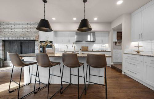 Expansive Monument Home Hot Tub and Mountain Views! - Foto 8