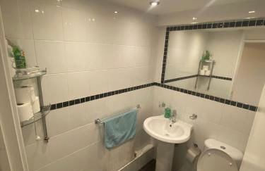 "Snooze Central" - City Centre Apartments above Victoria Centre Shopping Centre with full Kitchen in Milton Street - up to 4 Beds - most Central Location next to the Hilton Hotel - Outdoor Parking for Cars or Vans five pounds a day - Sunday 1pm Check-Out - Photo 61