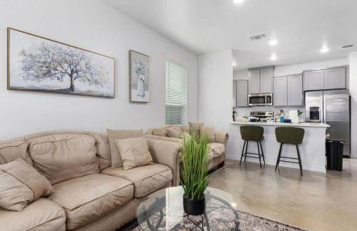 NEW 1 Story Townhome 6 BDs 5 Mile Baylor Scott & White Fenced Backyard - Professionally Managed by Stay Albatross - Foto 19