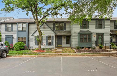 NEW! Large 3-story townhome Private, Self checkin, Pet Friendly! - Foto 33