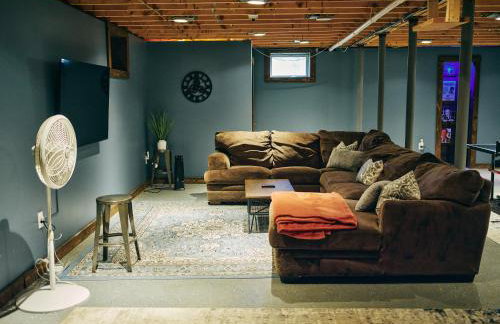 Bear House Catskills Cabin- Private Pool, Pond, Hot Tub, Dog-Friendly Sleeps 9 Adults - Foto 15