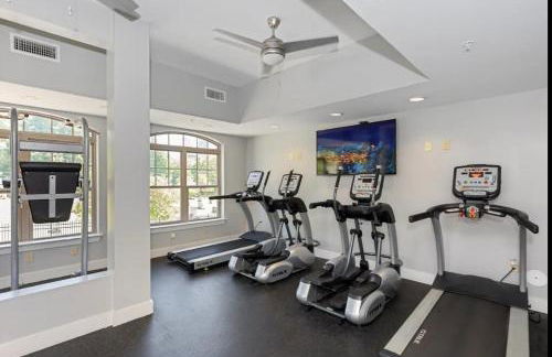 Stylish 1BR Uptown Apartment - Photo 16