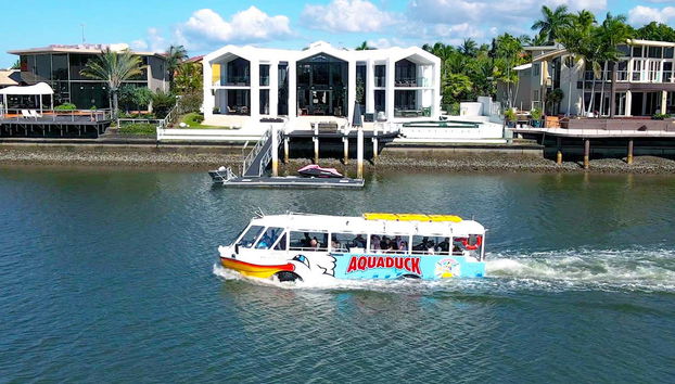 El autobús anfibio surcando las aguas del río Mooloolah